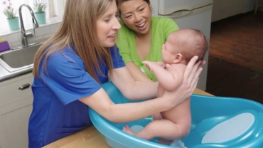 How to Bathe a Newborn and Nurse Practitioner Advice