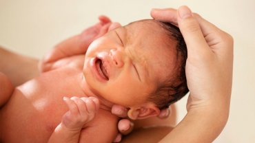 How to Safely Bath Your Baby in the Early Weeks