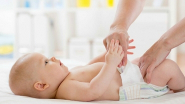 How to Safely Change Your Baby's Nappy