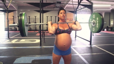 Pregnant And Pumping Iron: Fitness Instructor Deadlifts 205lbs