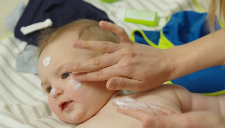 How to Put Sunscreen on a Baby?