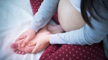 3 Ways to Soothe Swollen Feet from Pregnancy