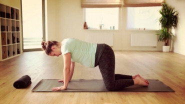 How to in 60 Seconds Pregnancy Yoga: Rolling Cat