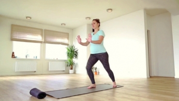 How to in 60 Seconds Pregnancy Yoga: Warrior