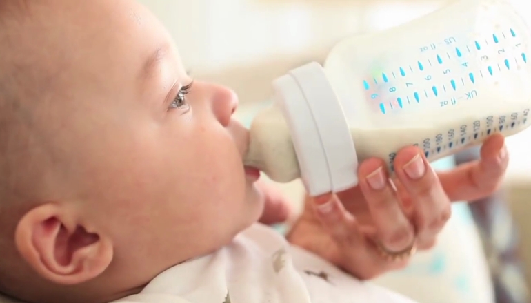 The Best Positions for Bottle Feeding Your Baby