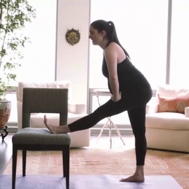 4 Easy Stretches to Relieve Pregnancy Back Pain