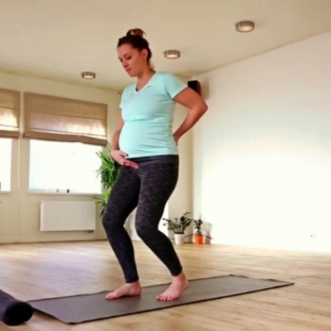 How to in 60 Seconds Pregnancy Yoga: Camel Walk