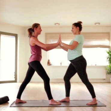 How to in 60 Seconds Pregnancy Yoga: Couples Work