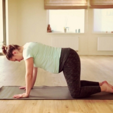 How to in 60 Seconds Pregnancy Yoga: Rolling Cat