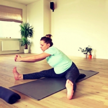 How to in 60 Seconds Pregnancy Yoga: Stir the Soup