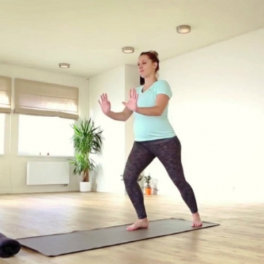 How to in 60 Seconds Pregnancy Yoga: Warrior